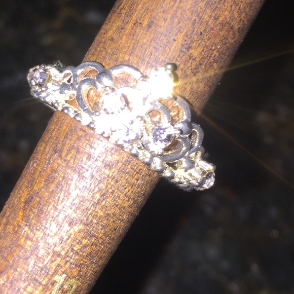 Woman’s Ring - Picture 1 of 5